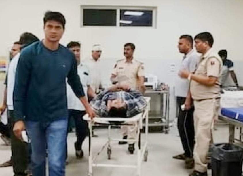 दौसा सड़क हादसे में घायल को अस्पताल में ले जाते