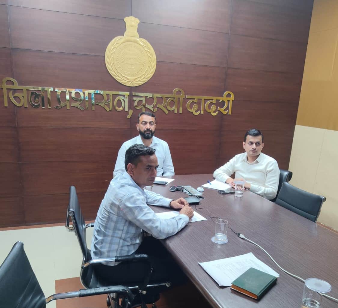वीडियो कांफ्रेंस में मौजूद एसडीएम डॉ. विरेंद्र सिंह, एसडीएम आशीष सांगवान। विज्ञप्ति