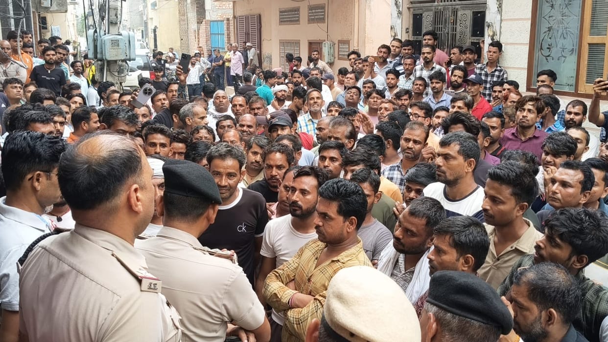 Mill workers took to the streets demanding a minimum wage and submitted a memorandum at the MLA's residence.