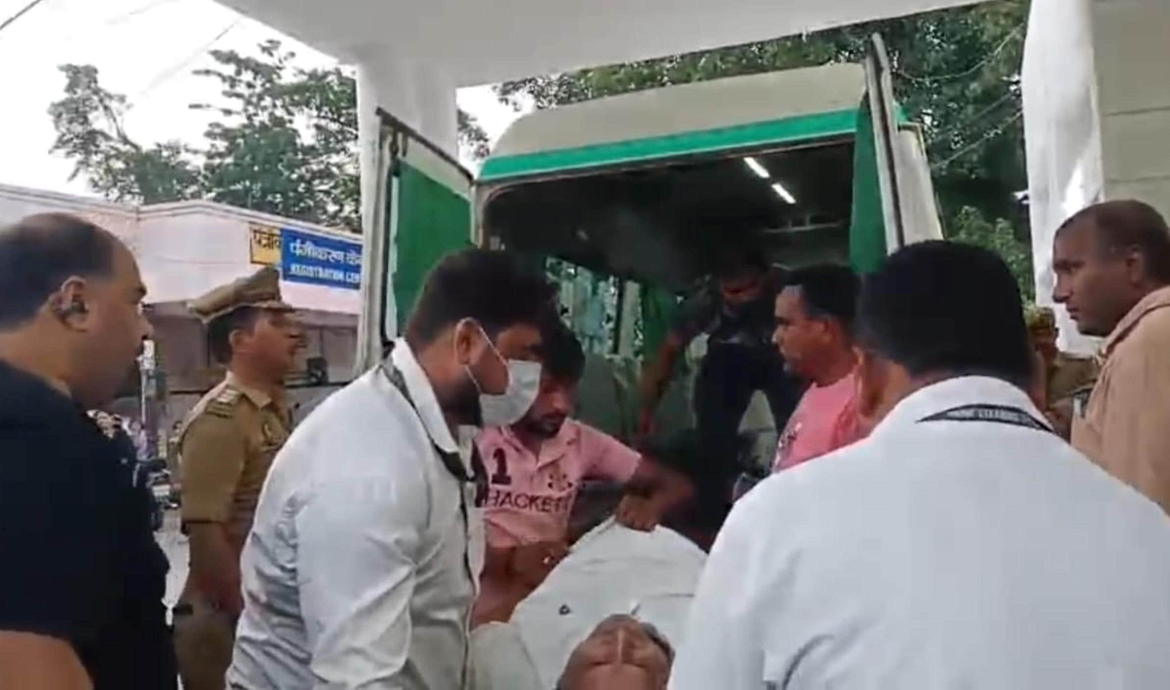 व्यापारी को अस्पताल में भर्ती कराती टीम।