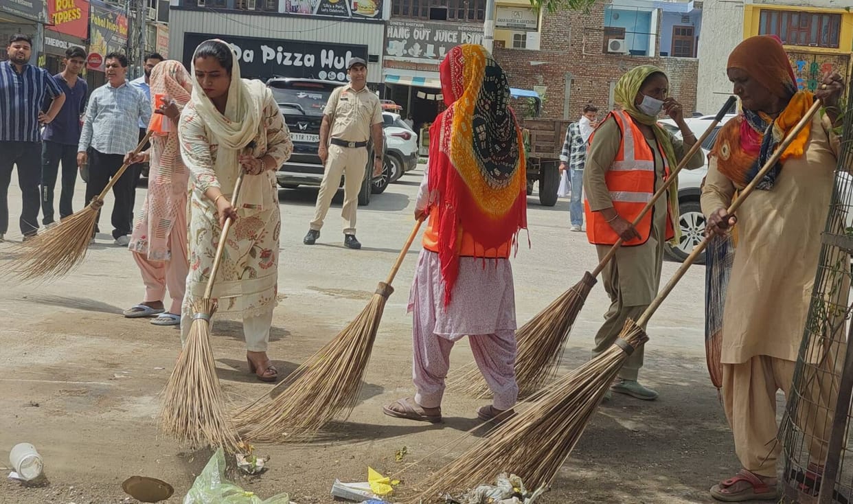 Action will be taken against those throwing garbage on the road: Dr. Anuradha Saini