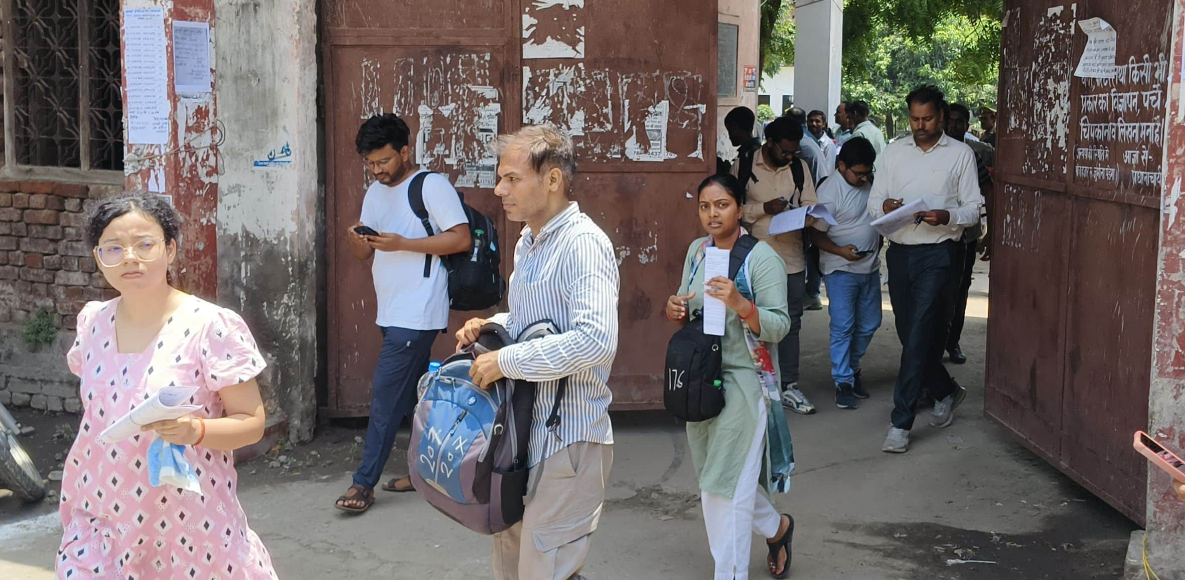 आचार्य द्विवेदी इंटर कॉलेज परीक्षा केंद्र से बाहर निकलते परीक्षार्थी।