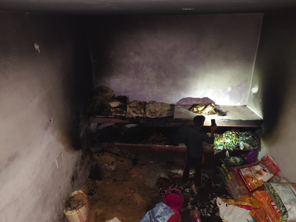 Aligarh News: परचूनी के गोदाम में लगी आग, सामान जल कर राख