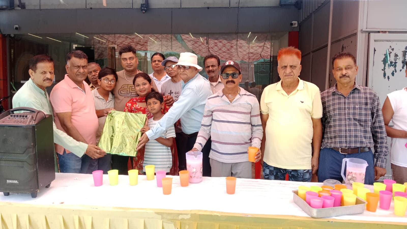 अंबाला छावनी के लालकुर्ती बाजार में छबील के दौरान गणमान्य को सम्मानित करते आयोजक। प्रवक्ता