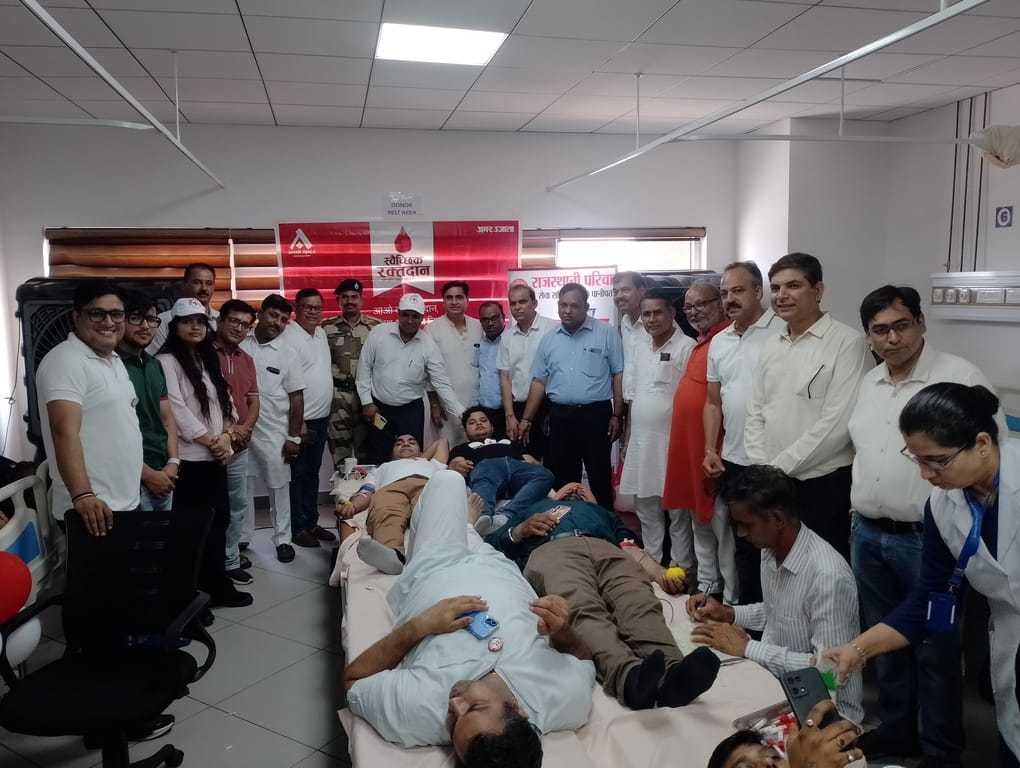 अमर उजाला फाउंडेशन द्वारा आयोजित रक्तदान शिविर में रक्तदान करते रक्तदाता। संवाद