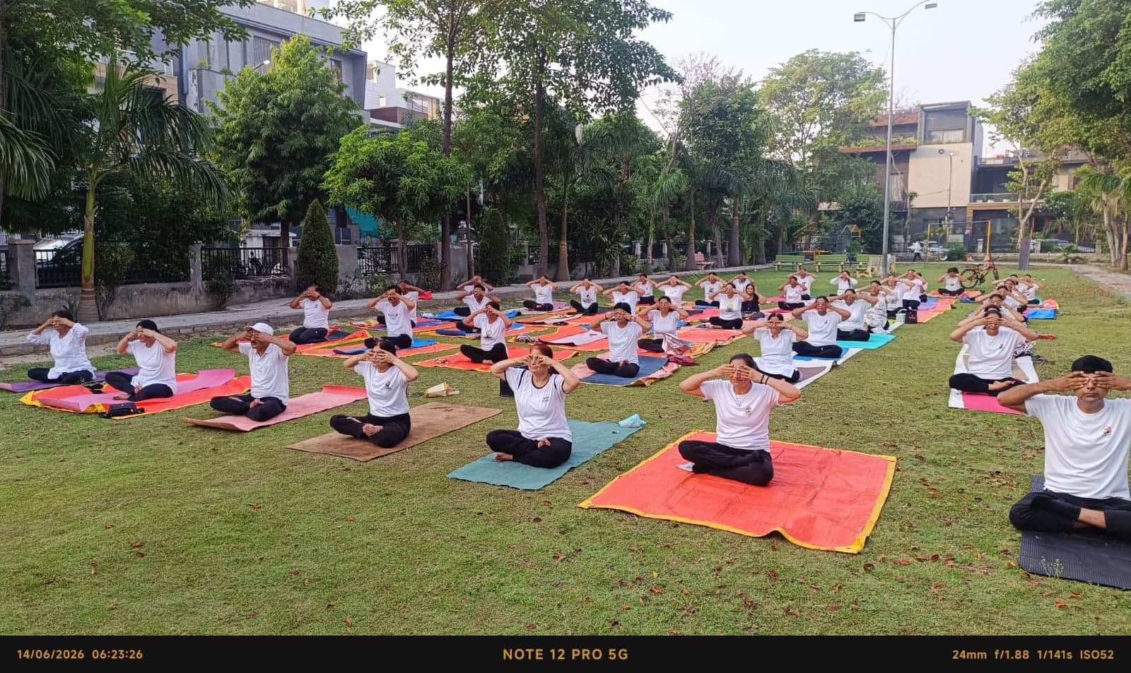 अंसल सुशांत सिटी के डी ब्लॉक में योग करते साधक। स्रोत : समिति
