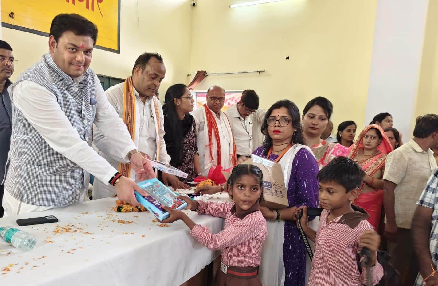 अतरौली में मेधावी बच्चों को सम्मानित करते संदीप सिंह। स्रोत : स्वयं