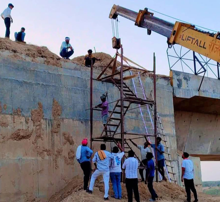 A stand was installed to reach Ater bridge by removing the ladder.