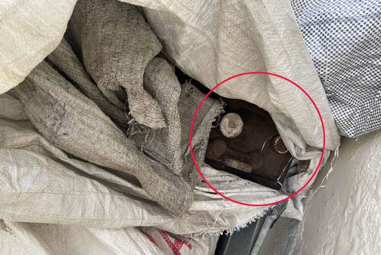 When stopped, the junk dealer left the rickshaw and ran away, 6 batteries were buried in the junk.