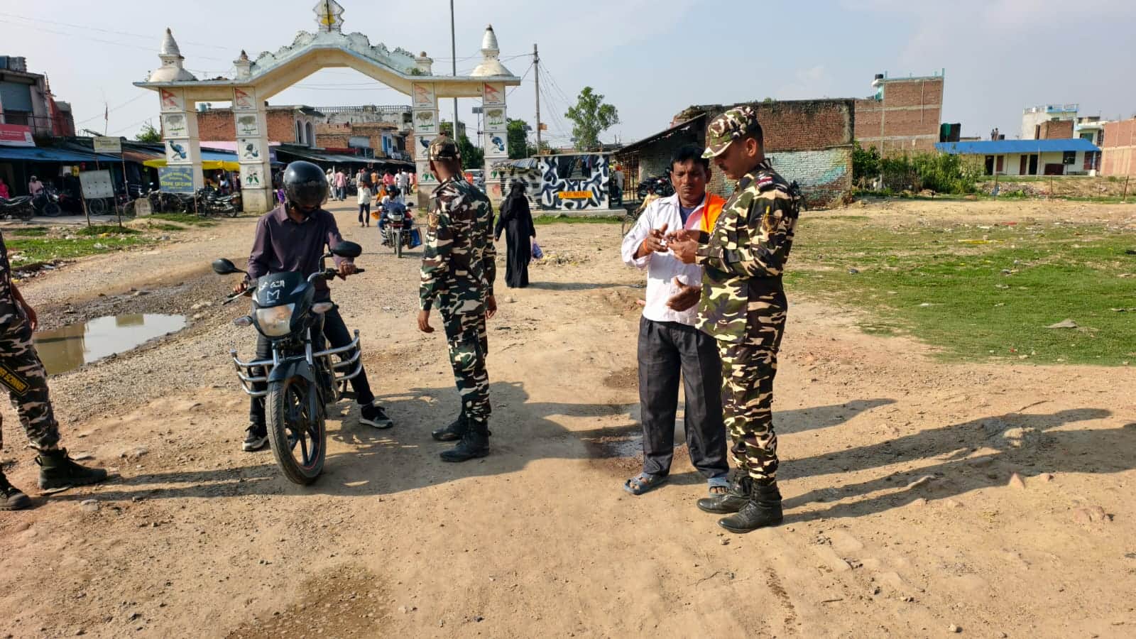 भारत नेपाल सीमा खुनुवा में लोगो की जांच करते एसएसबी की जवान। संवाद