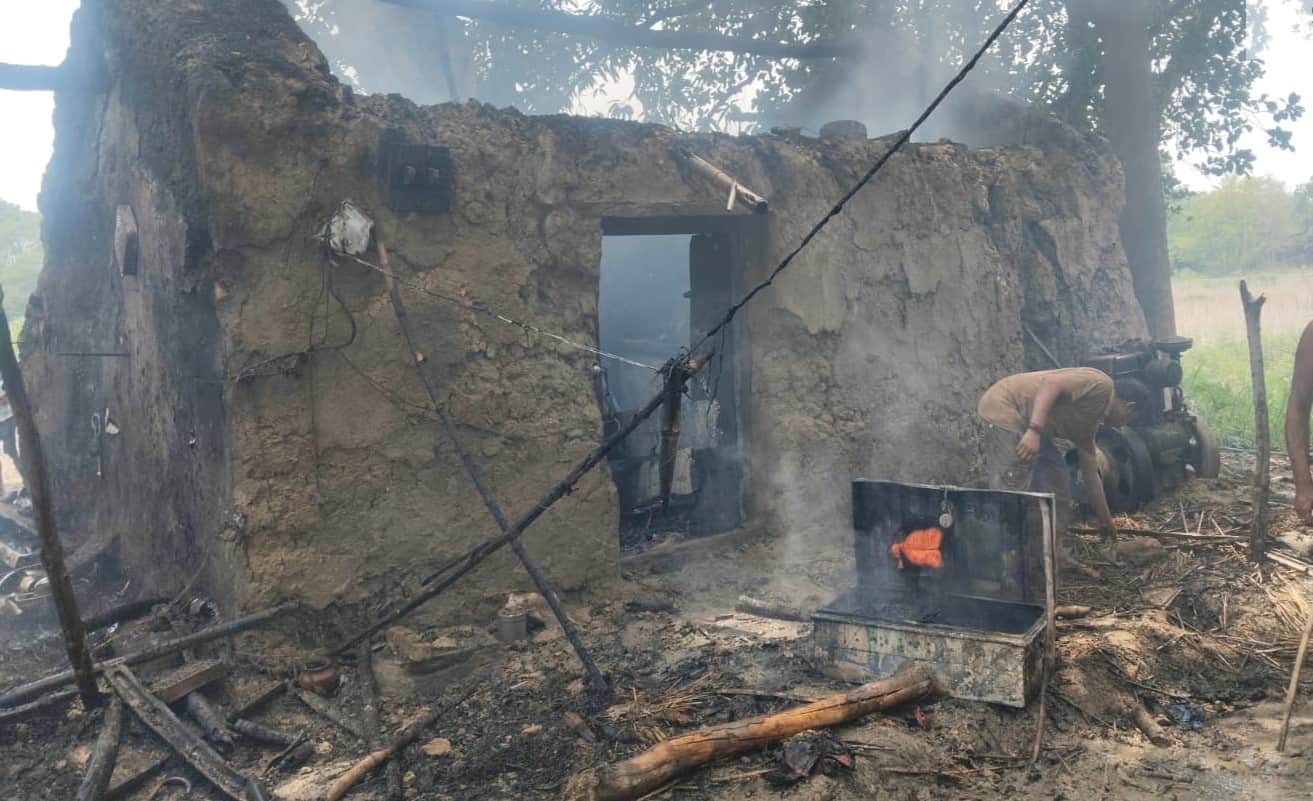 भीटी के मजरे नाऊ का पूरा गांव में विद्युत शार्ट सर्किट से आग लगने से जलकर राख हुआ रामसागर का घर