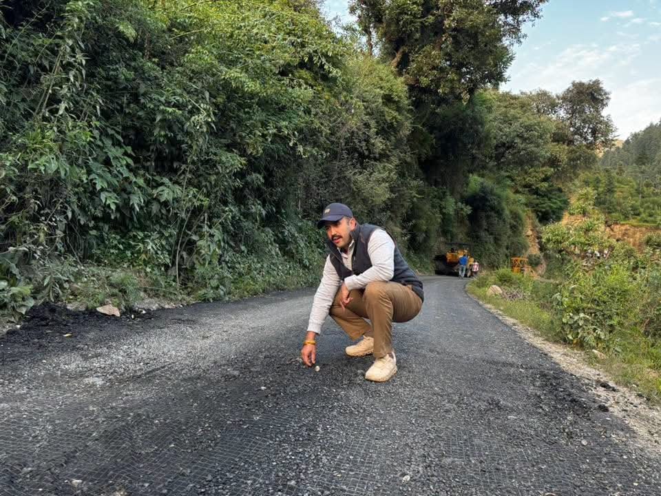 Minister Vikramaditya inspected the Banjar-Bathahad road.