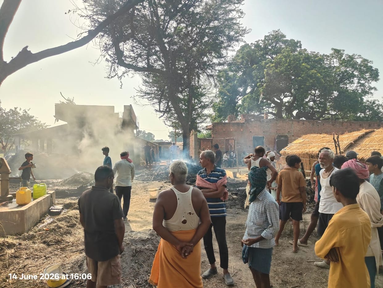 A short circuit caused a fire, reducing the household goods of seven families to ashes
