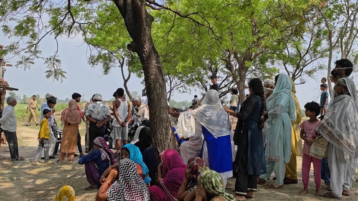 बरदह के ऊसरगावा गांव में युवक की मौत के बाद घटनास्थल पर जुटी भीड़। संवाद