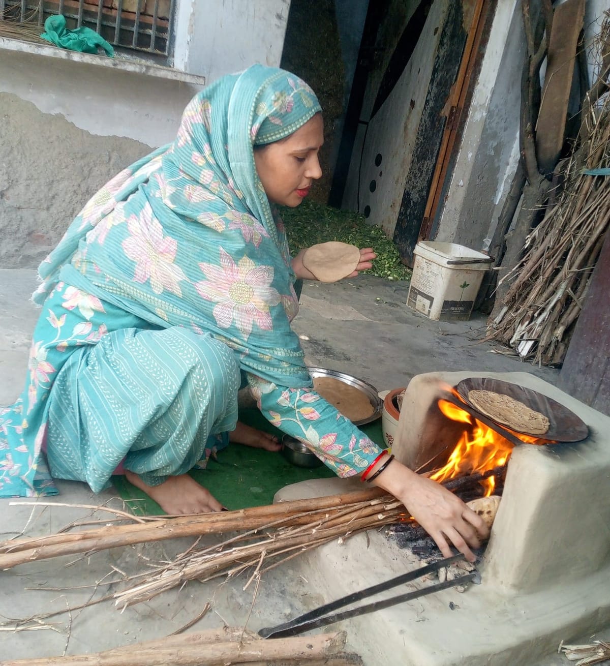 Hathras News: गैस का चूल्हा बुझा, फिर से लौटा चूल्हे वाली रोटियों का दौर