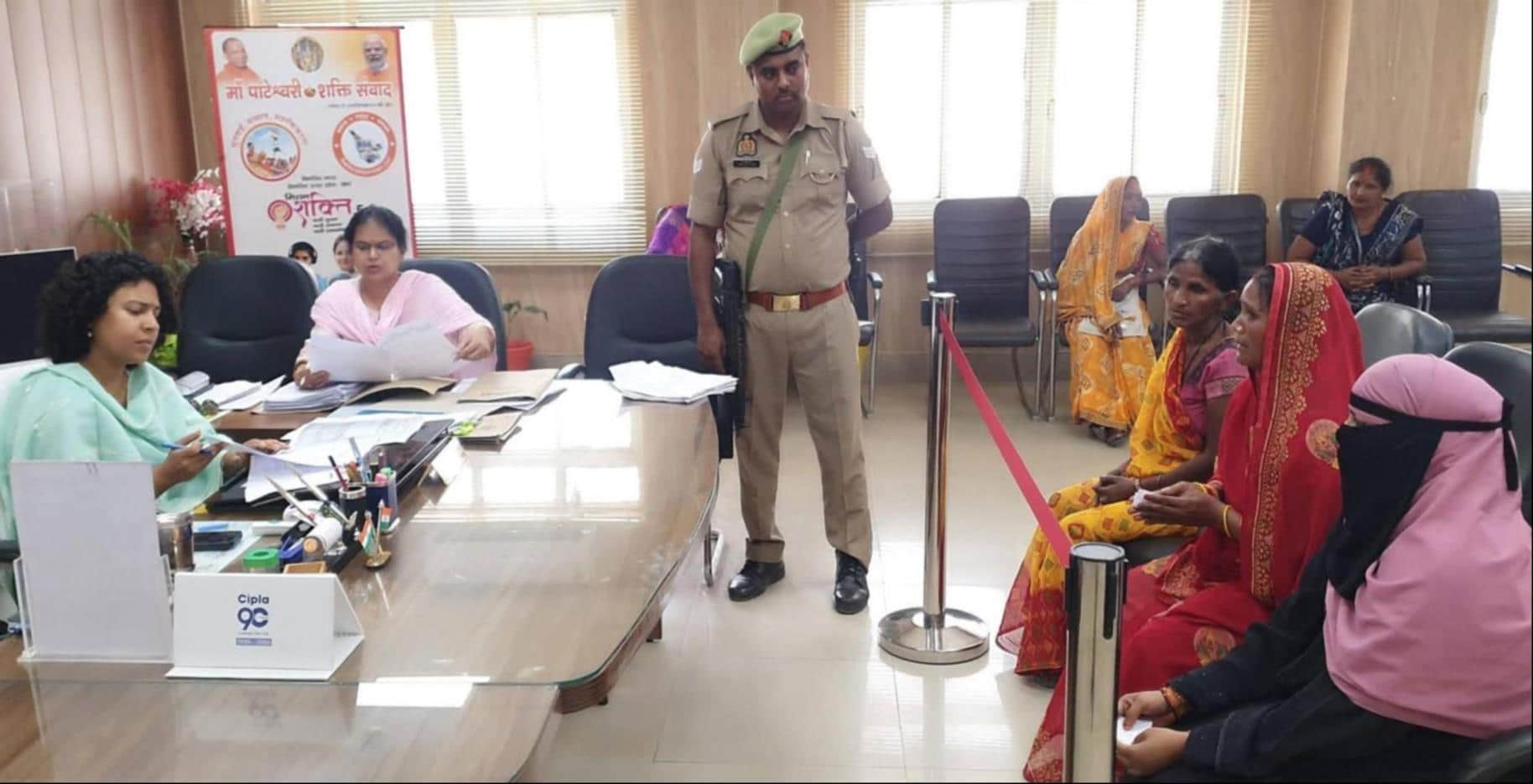 डलायुक्त कार्यालय पर जन सुनवाई करती आयुक्त दुर्गा शक्ति नागपाल। स्रोत: विभाग