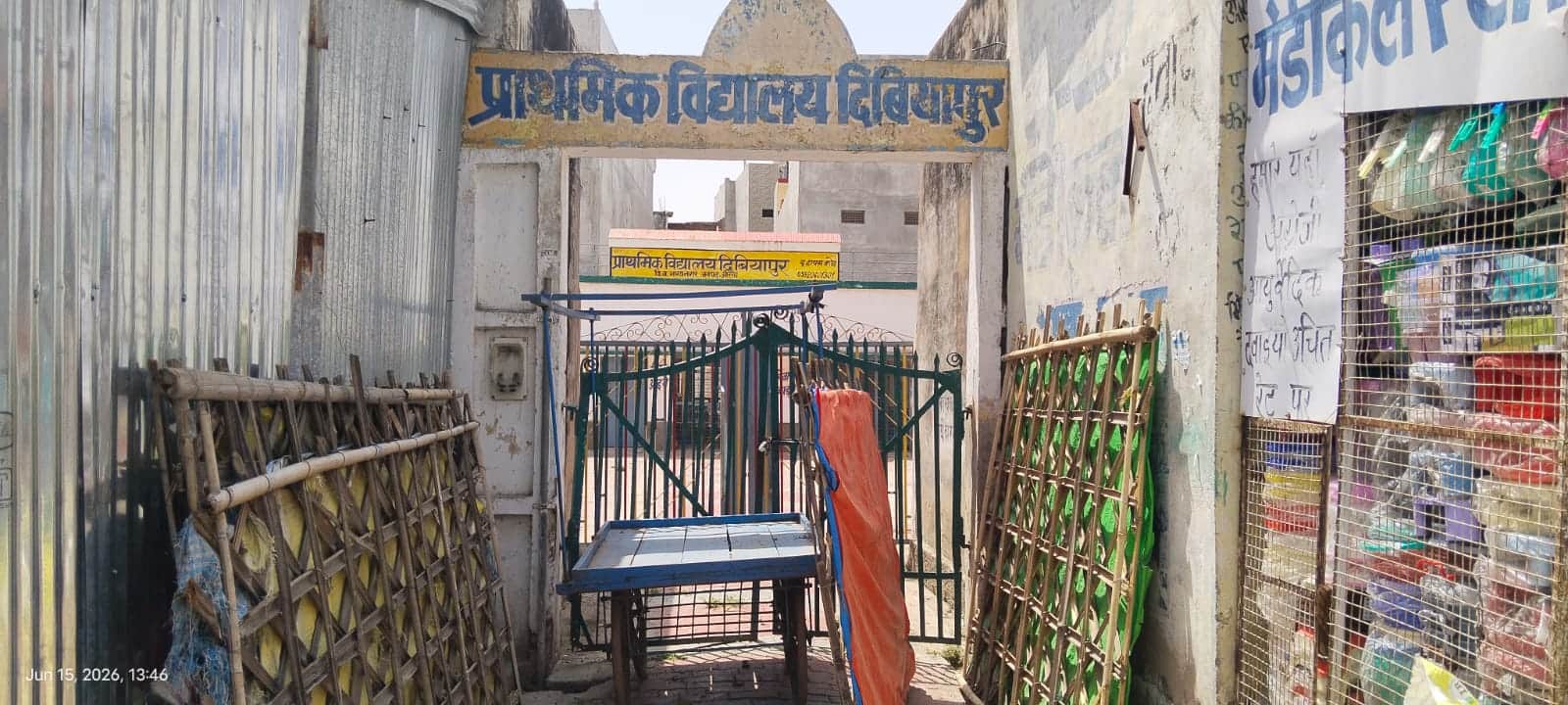 फोटो-10- दिबियापुर थाना के पास परिषदीय स्कूल के द्वार पर लगी रेहड़ी और रखे टट्टर। संवाद