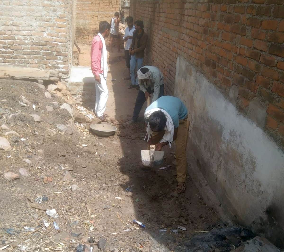 फोटो 15 एमएएचपी 01 परिचय-कस्बा अजनर के ऊंचाई वाले इलाके में नई लाइन बिछाने के लिए खोदाई करते श्
