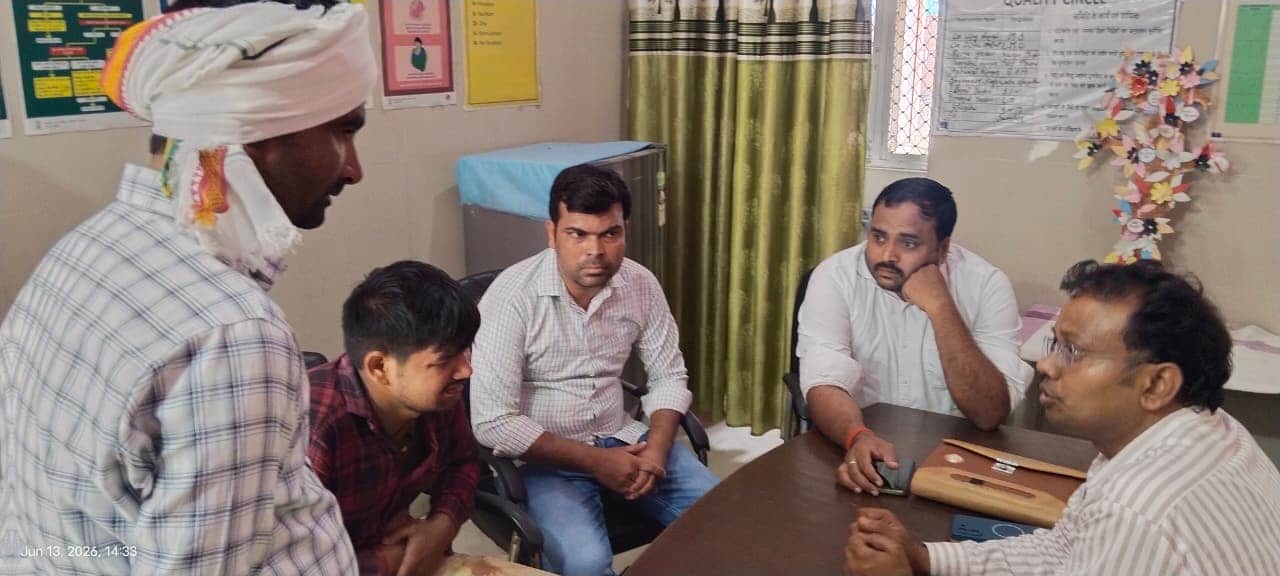 फोटो-15-सीएचसी में घटना की जांच करते डिप्टी सीएमओ। संवाद