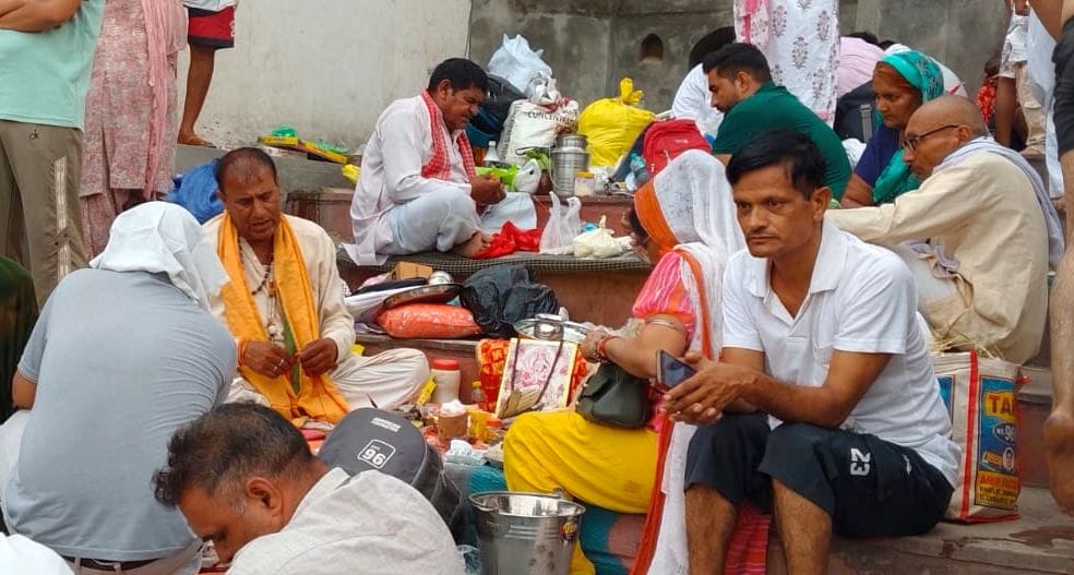 Devotees took a dip of faith in Pandu Pindara and performed Tarpan for their ancestors.