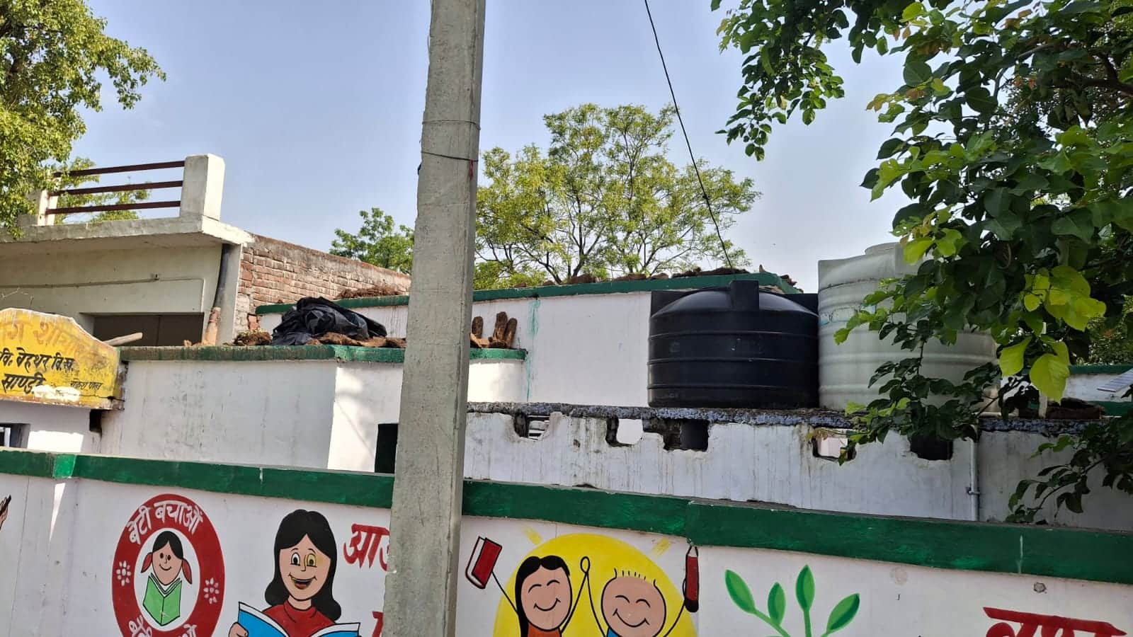 फोटो 18: सांडी के बेहथर स्कूल की छत पाथे गए उपले और उपलों का लगा ढेर। संवाद