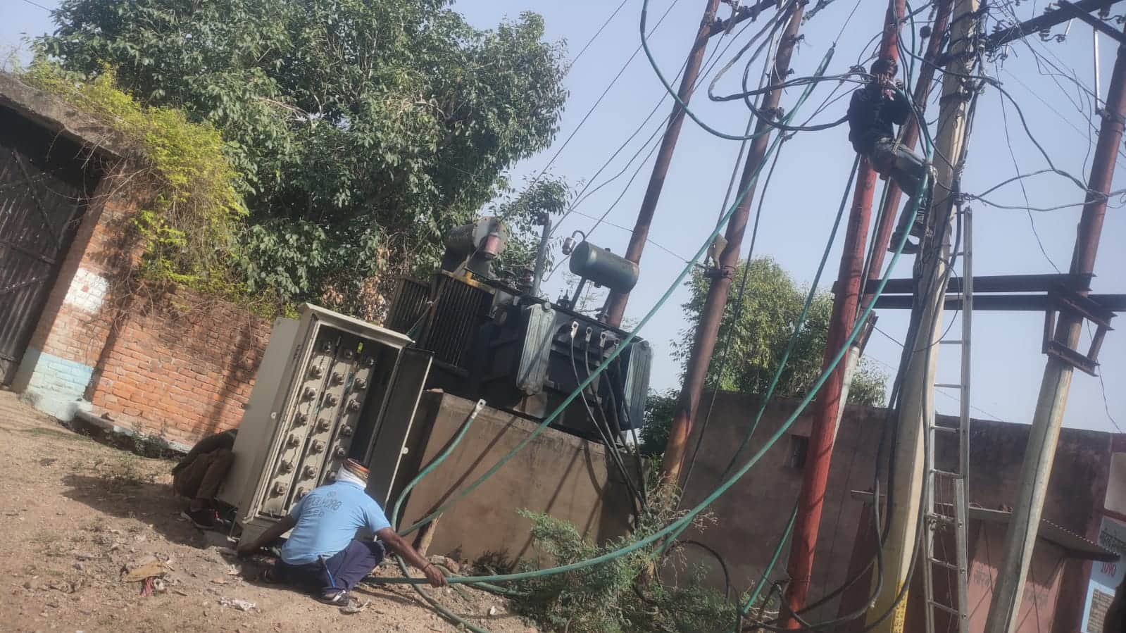 फोटो- 30 फूटा कुआं में ट्रांसफार्मर पर काम करते बिजली कर्मी। स्रोत- पावर कारपोरेशन