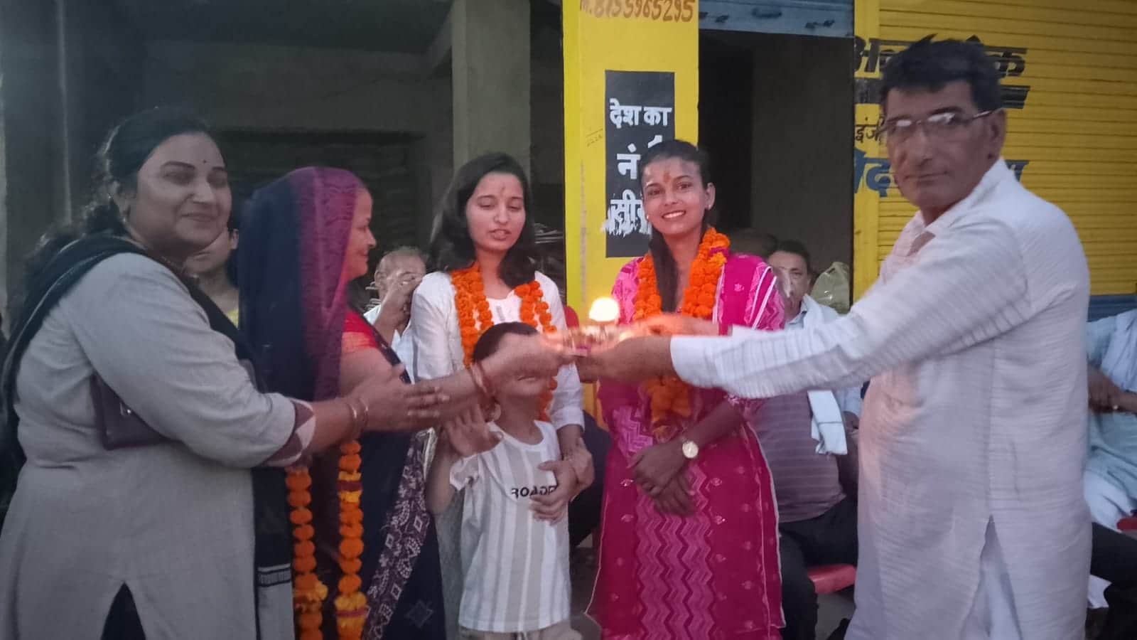 फोटो -36- बेटियों की आरती उतारकर हौसला बढ़ाते परिजन। स्रोत:परिजन