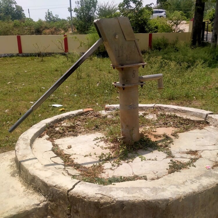 Patients desperate for air and water amidst scorching heat