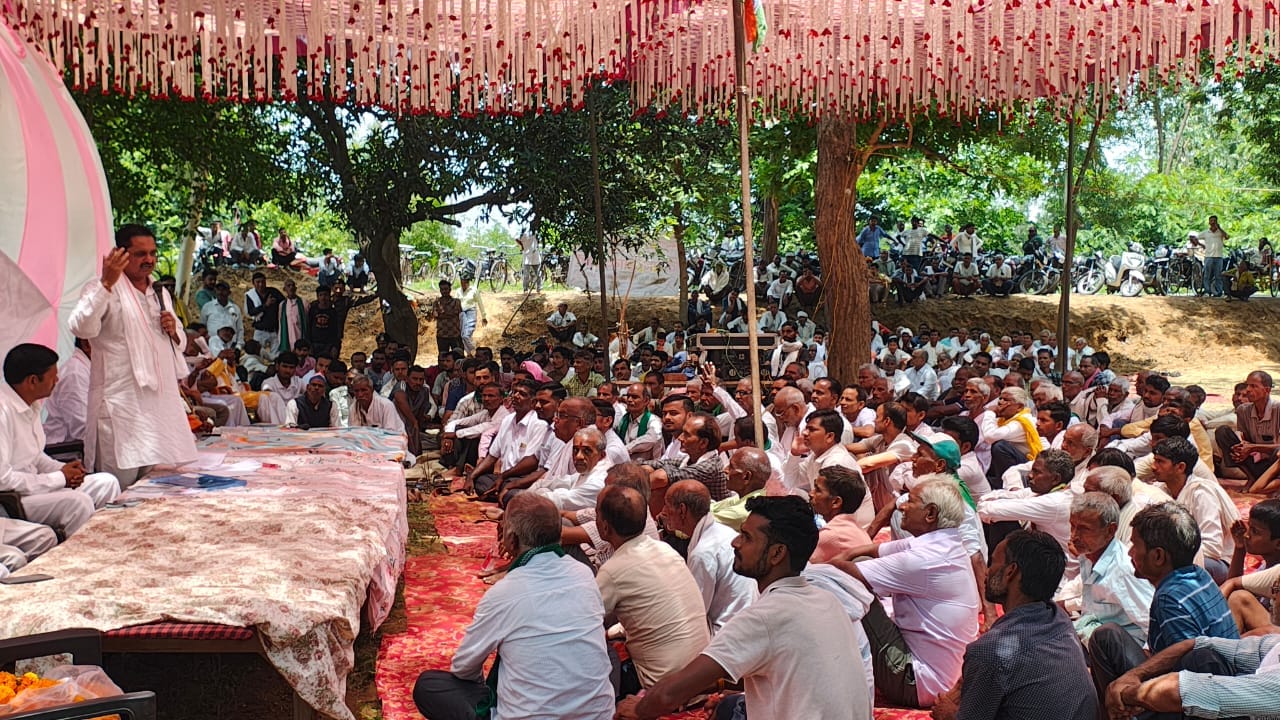 फोटो-6 गांव अमलैया आशानंद में जनसत्याग्रह आंदोलन के दौरान बोलते किसान नेता व बैठे किसा। संवाद