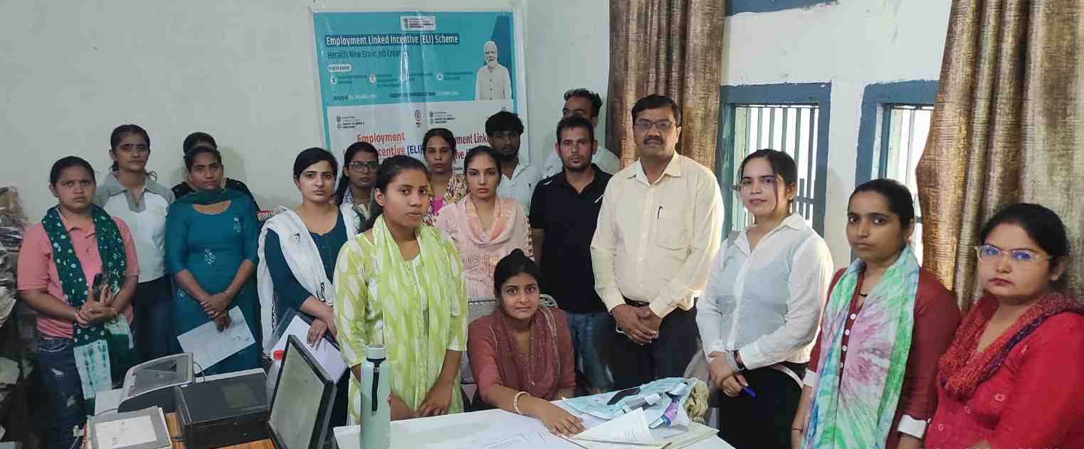 फोटाे : सोनीपत आईटीआई परिसर में लगे रोजगार मेले में पहुंचे युवाओं के साथ जिला रोजगार अधिकारी म