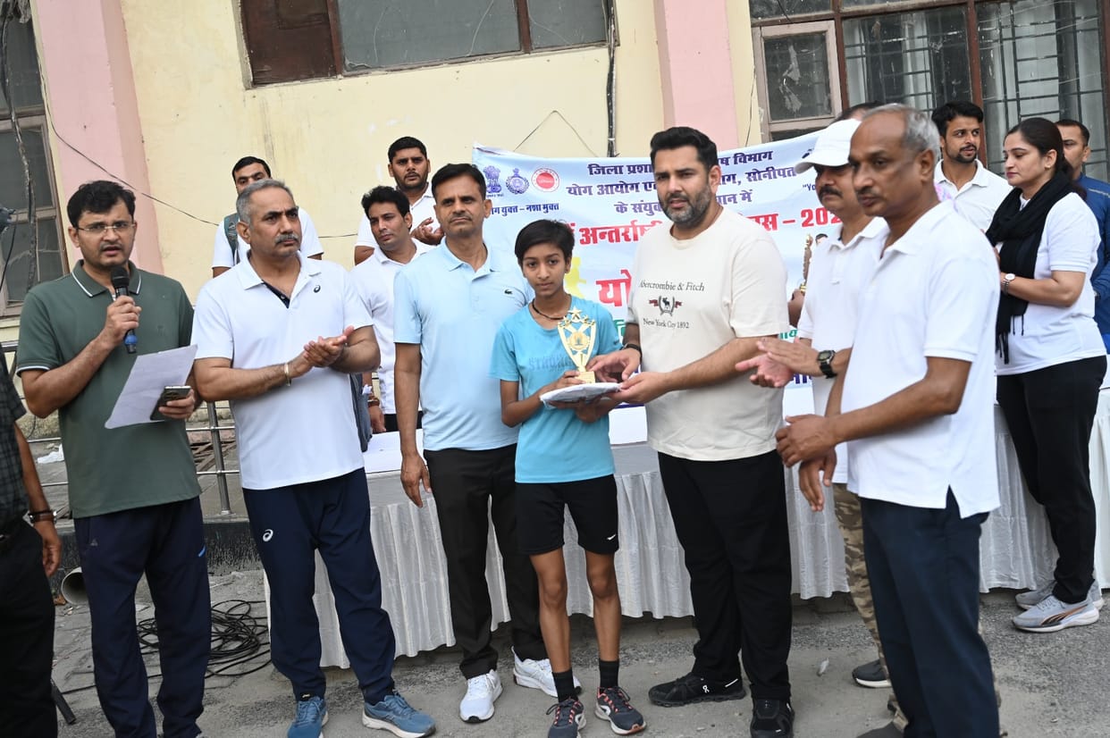 Basant and Bharti won the Yoga Marathon