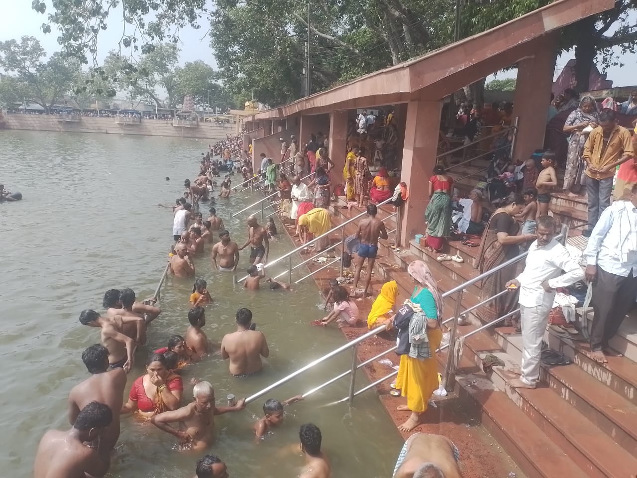 Somvati Amavasya: Lakhs of devotees flocked to the ghats for a holy dip in the Ganges.
