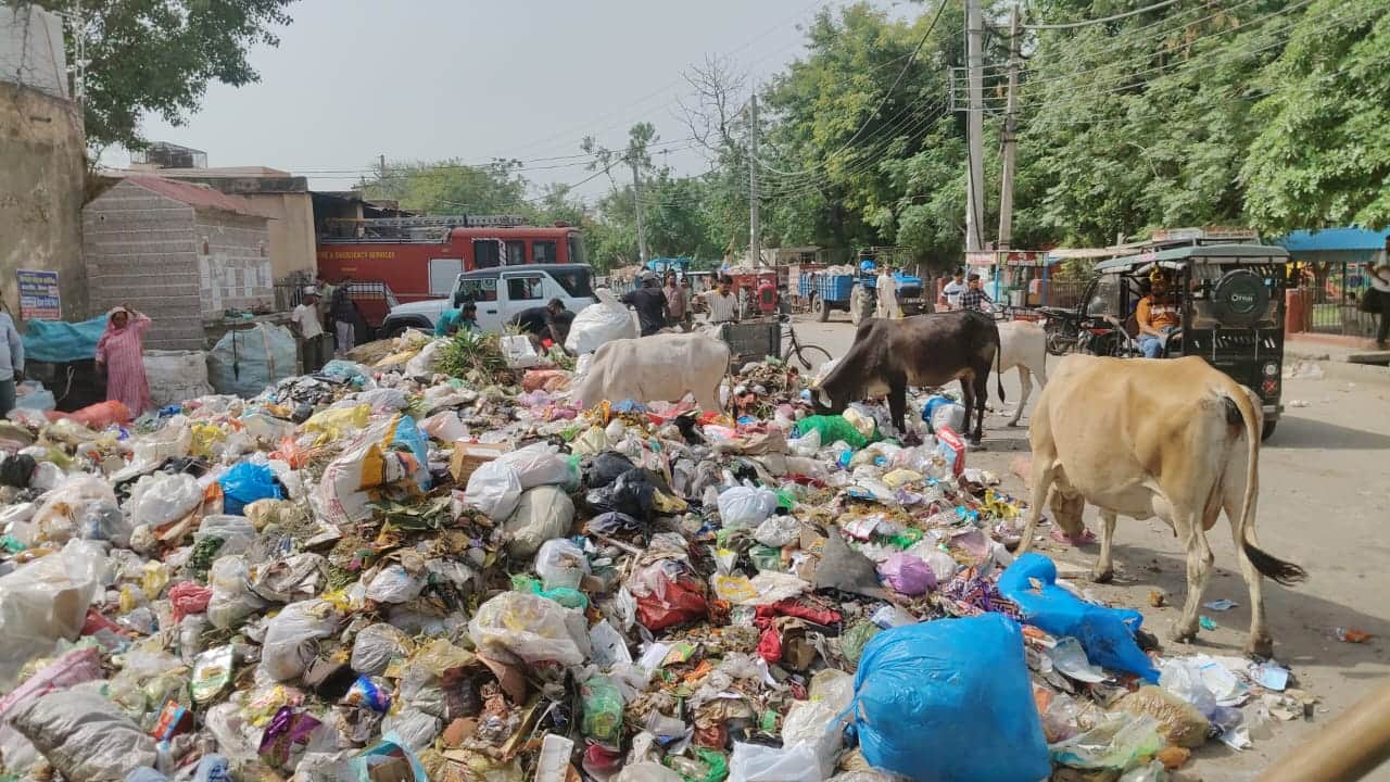 फायर ब्रिगेड कार्यालय के बाहर लगा कचरा। संवाद