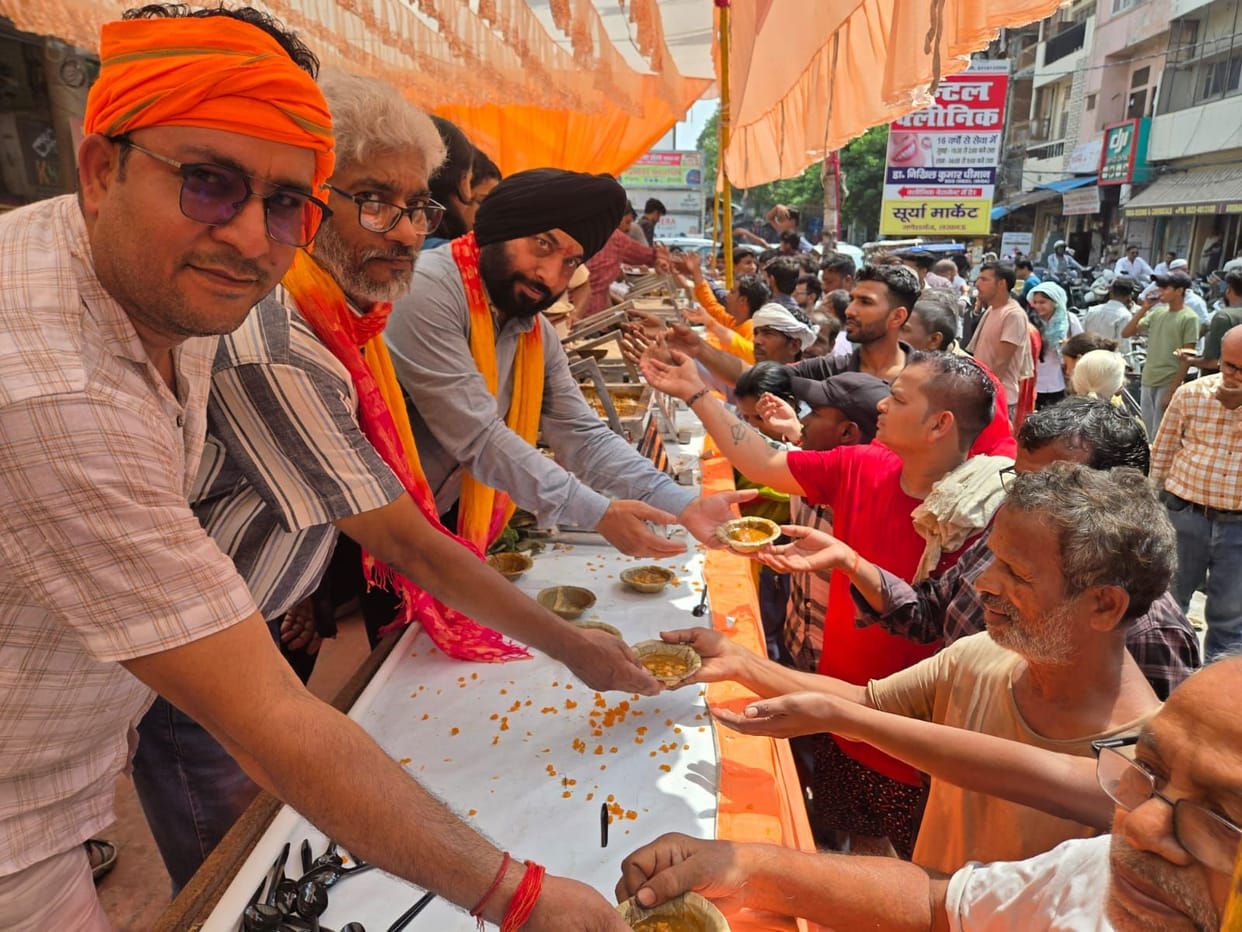 Ganeshganj Vyapar Mandal organized a Bhandara.