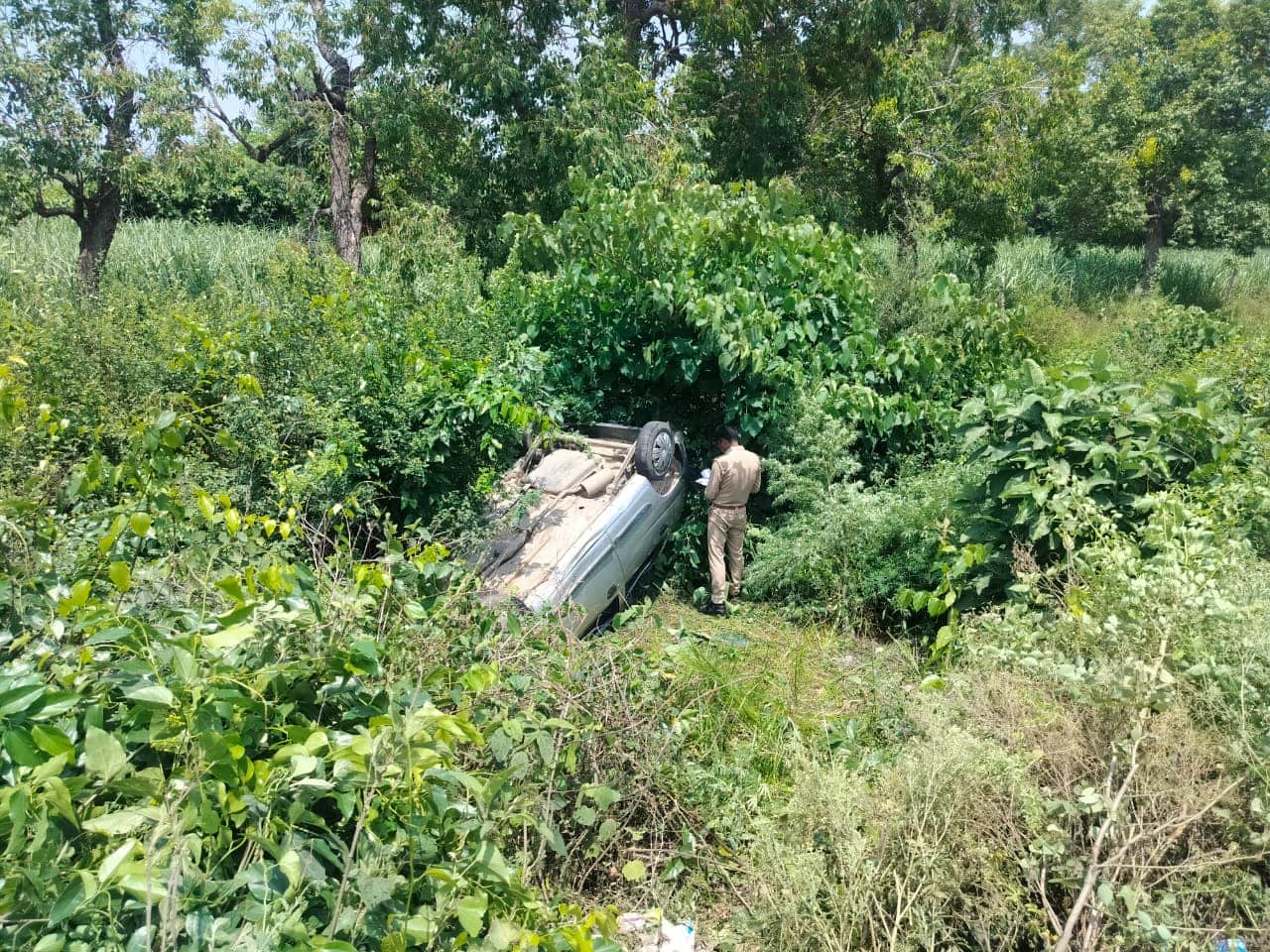 हाईवे के किनारे पलटी पड़ी कार। संवाद