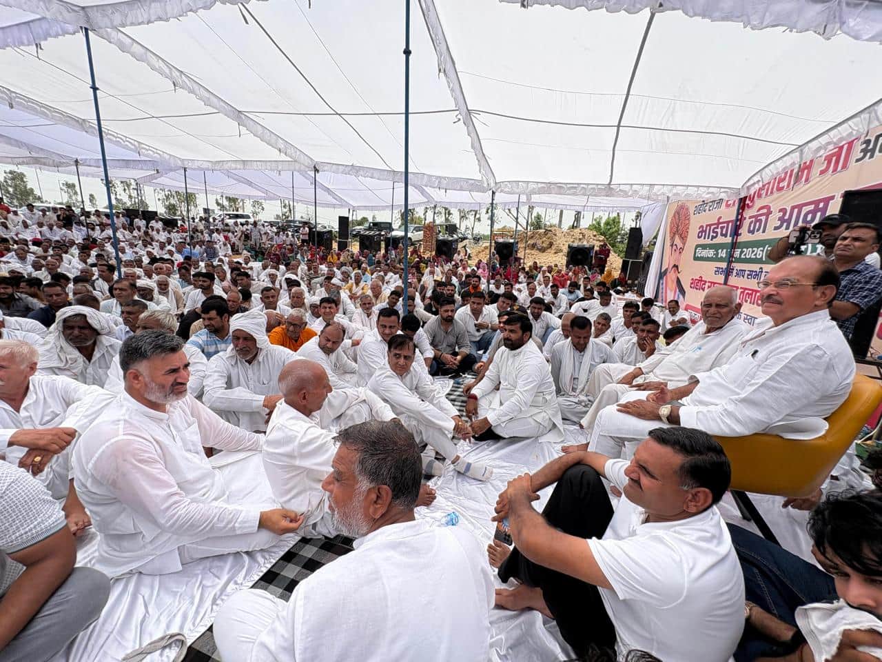 हांसी में महापंचायत के दौरान उपस्थित लोग। 