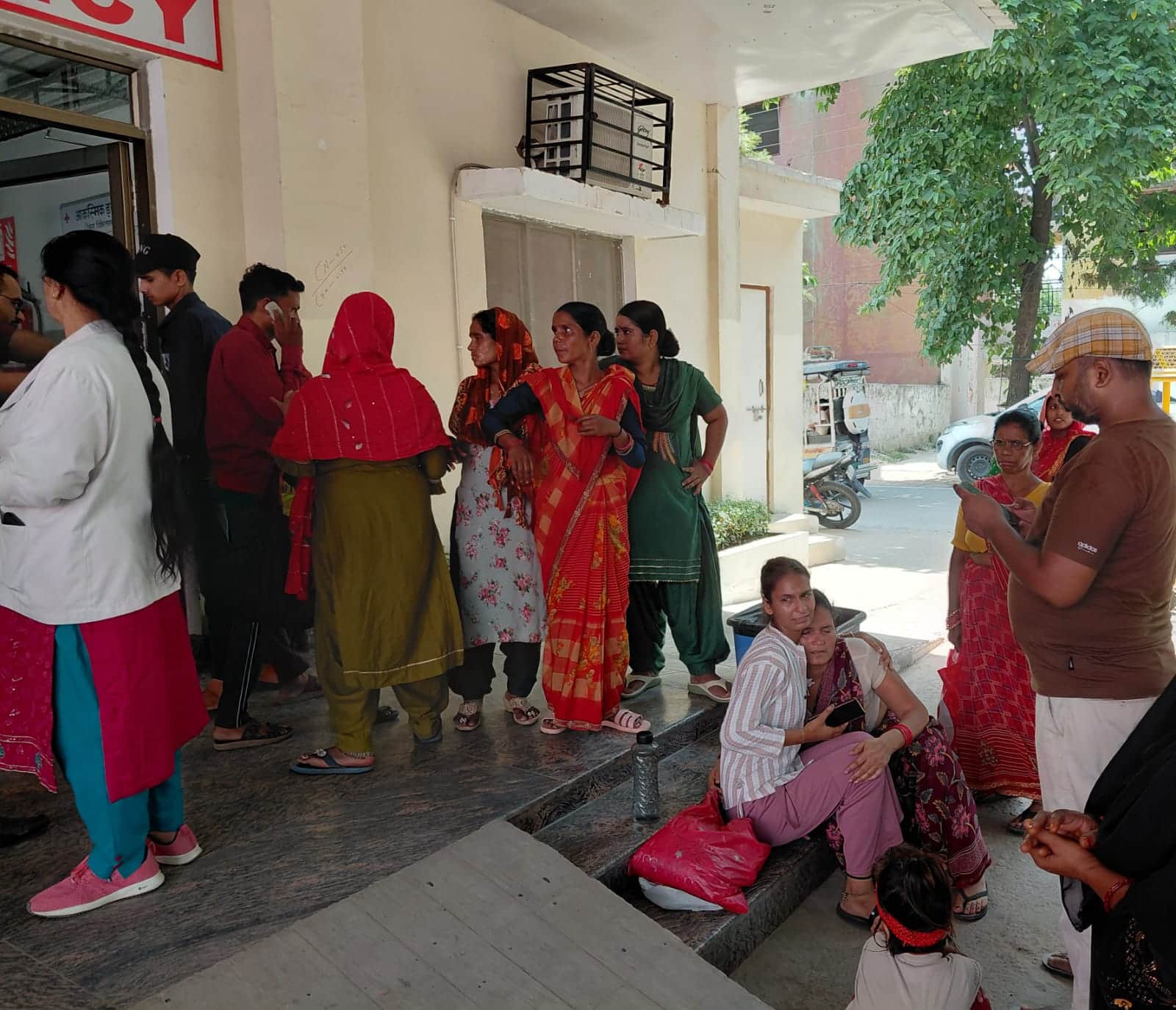 इमरजेंसी वार्ड के बाहर एकत्र परिजन। संवाद