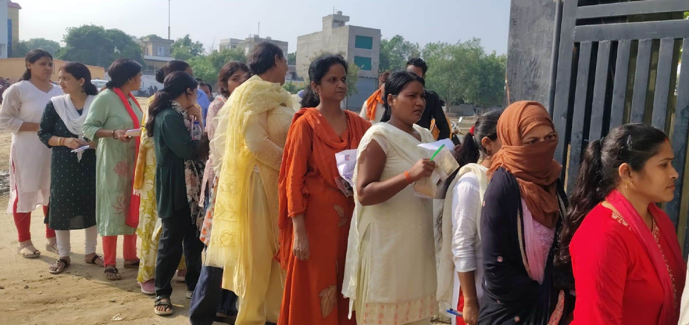 जीजीआईसी अमेठी में आयोजित परीक्षा में प्रवेश के लिए कतार में खड़े अभ्यर्थी। 