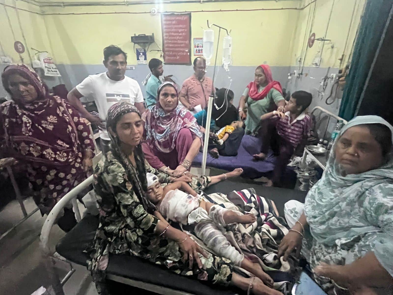 जिला चिकित्सालय में भर्ती कुत्तों के हमले से घायल बच्ची। स्रोत- स्वयं