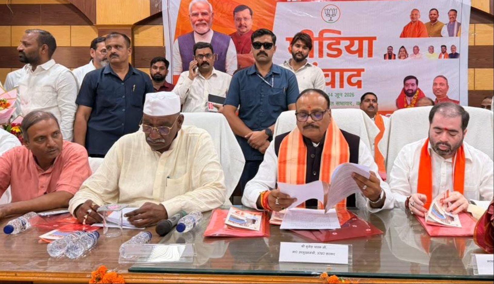  जिला पंचायत सभागार में रविवार को आयोजित कार्यक्रम में मौजूद डिप्टी सीएम ब्रजेश पाठक, राज्यमंत्