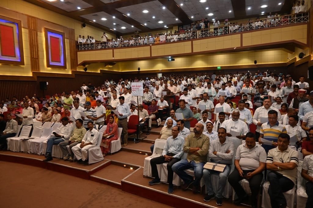 Dharmani administers oath to Pradhans and Up-Pradhans; emphasizes 'model panchayats'