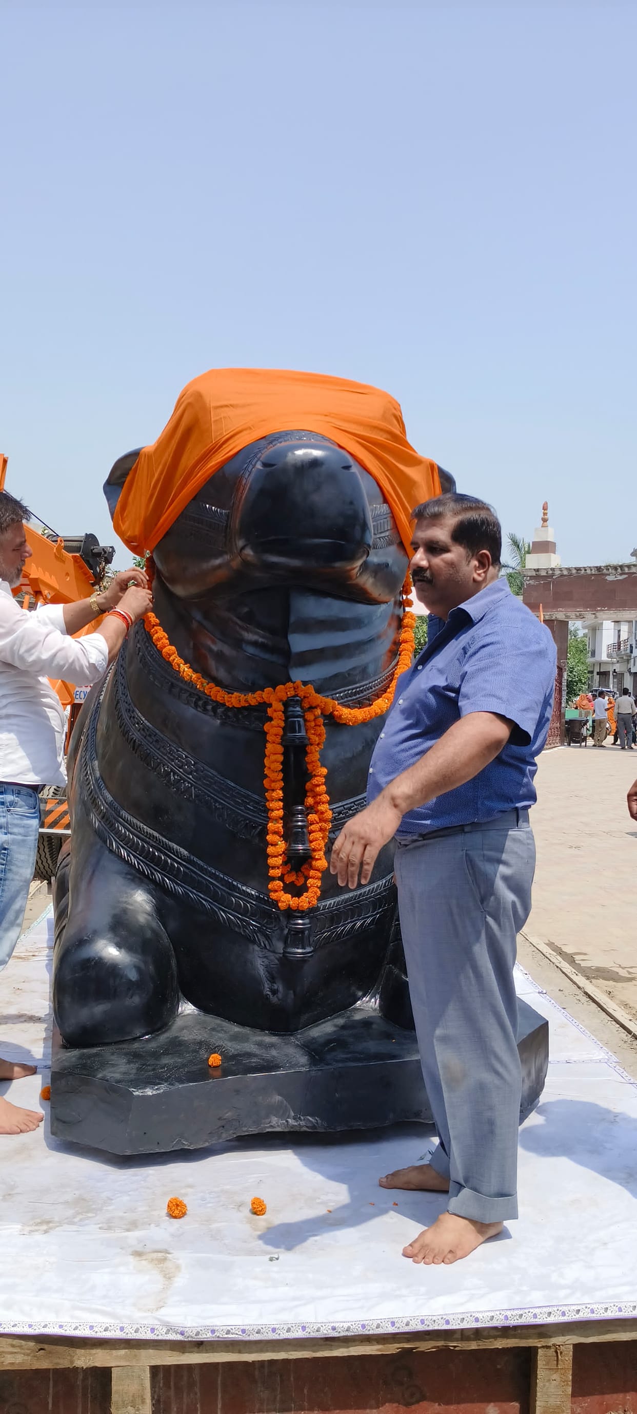The huge statue of Nandi Ji brought from Jaipur became the center of attraction