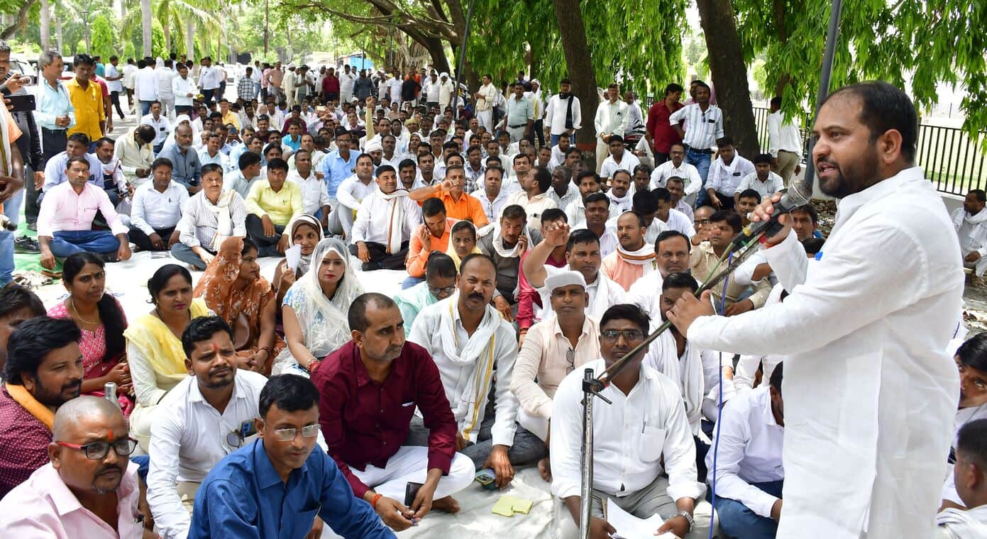 कलेक्ट्रेट परिसर में धरना प्रदर्शन करते ग्राम रोजगार सेवक। संवाद