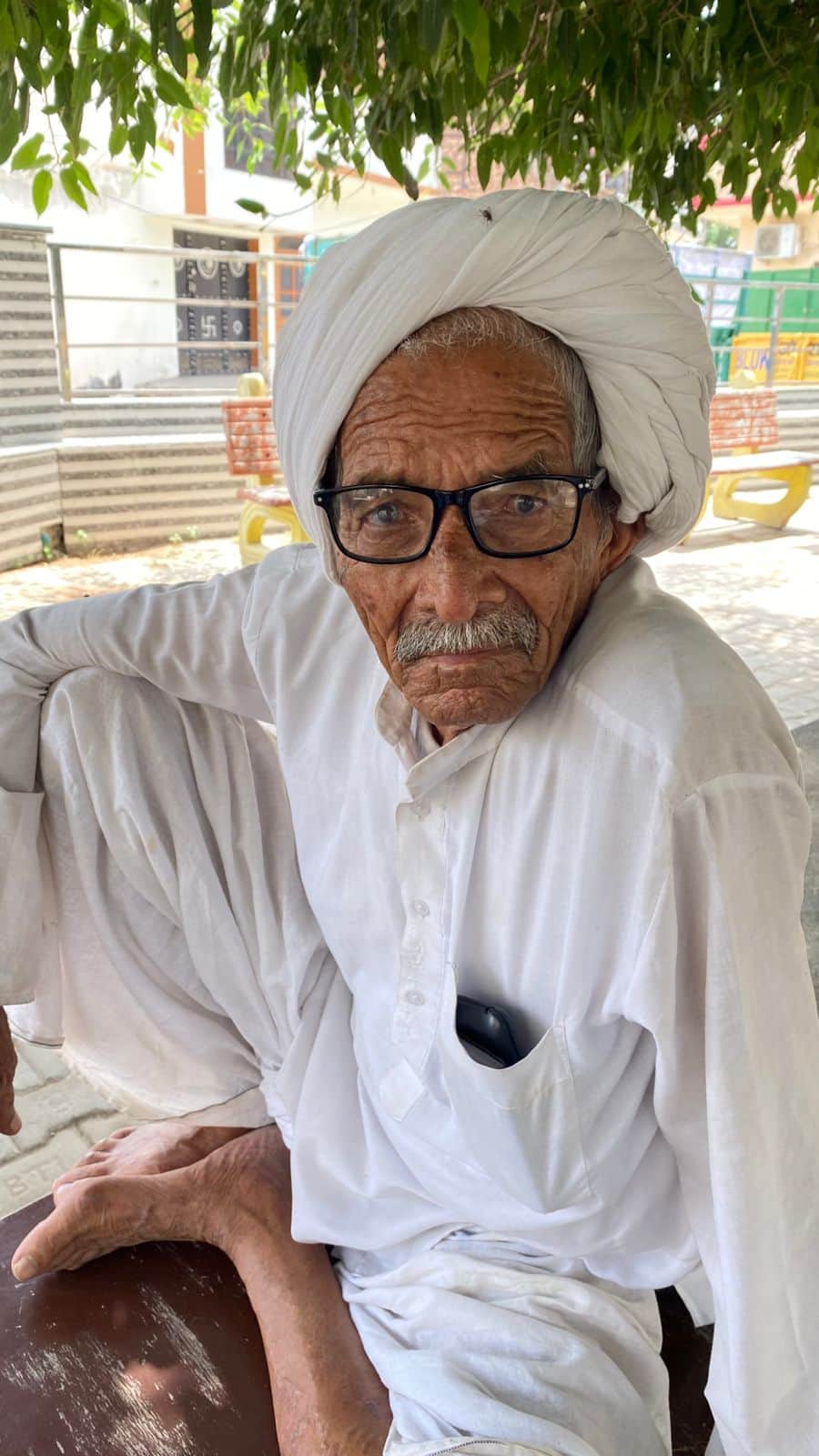 कुरुक्षेत्र।इंदिरा गांधी के बारे जानकारी देते गांव के बुजुर्ग रामस्वरुप।संवाद