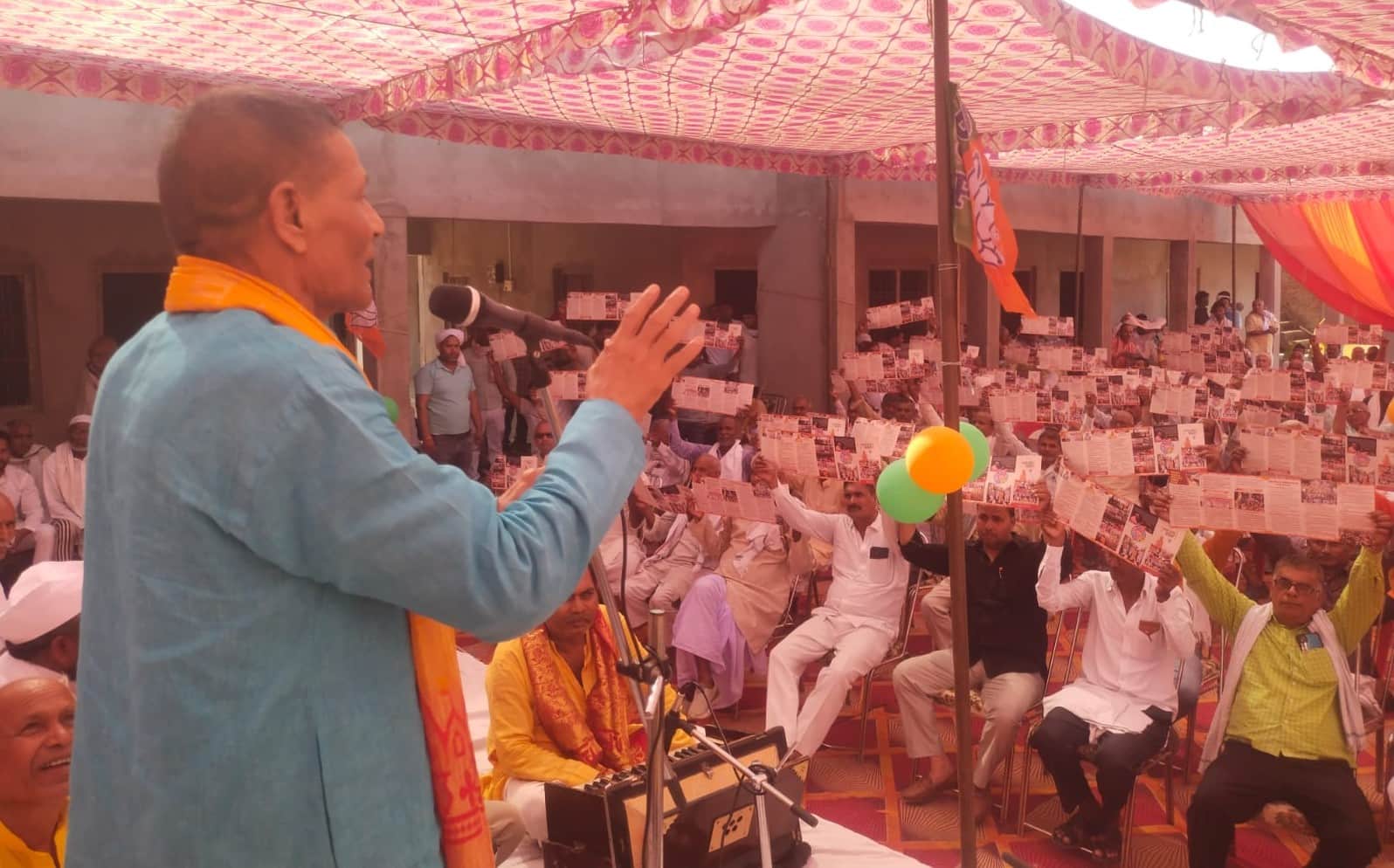 मुबारकपुर विधानसभा के सठियांव में आयोजित कार्यकर्ता सम्मेलन में बोलते हुए राम दर्शन यादव।