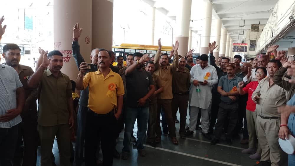 मंडी बस अड्डा में अपनी मांगों को लेकर गेट मीटिंग करते चालक-परिचालक यूनियन के पदाधिकारी व सदस्य।