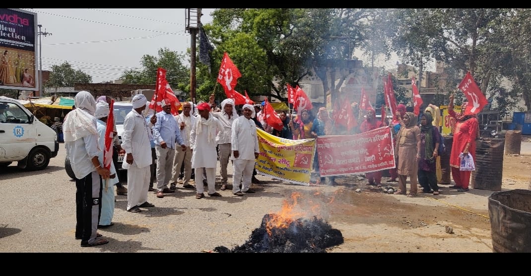 Construction workers protested against the closure of registration.
