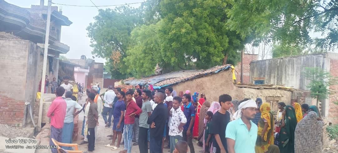 मंझनपुर के कोर्रों मोहल्ले में युवक की आत्महत्या के बाद जुटे लोग। संवाद
