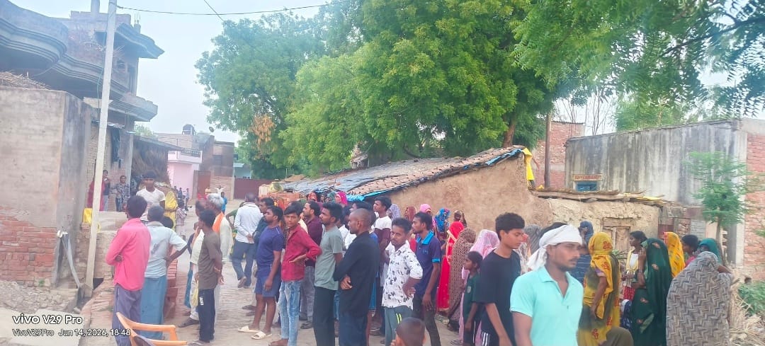 मंझनपुर के कोर्रों मोहल्ले में युवक की आत्महत्या के बाद जुटे लोग। संवाद