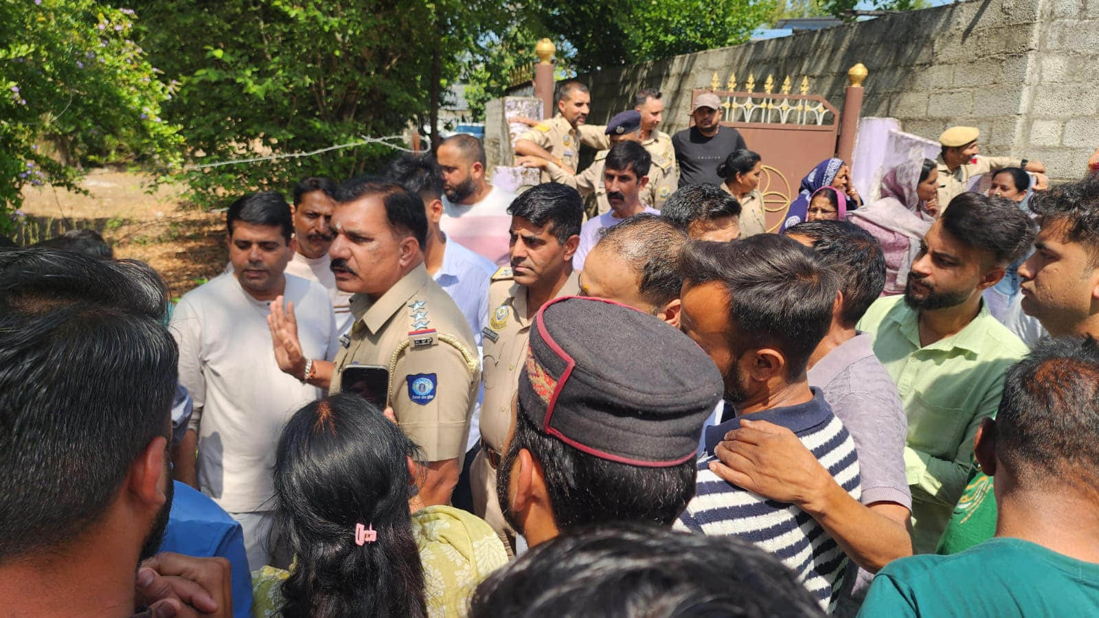 मनसिंबल गोली कांड के विरोध में आए ग्रामीणों को निष्पक्ष  जांच का भरोसा देते हुए भवारना पुलिसस